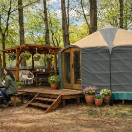 Holt Woodland Glamping - Shepherd Huts & Yurts Dog Friendly, hotel en Holt