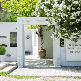 Skiathos Holidays Suites & Villas, готель у місті Vromolimnos