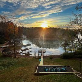 Stillwater Retreat Pet-Friendly waterfront home!, khách sạn ở Moneta
