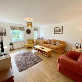 Central Spacious Riverside Apartment Free Parking, Hotel in Dalneigh