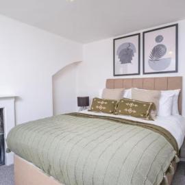 Central Stroud 3-Bedroom Flat with Fast WiFi