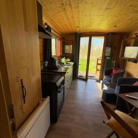 Évasion romantique en roulotte autonome avec confort moderne en pleine nature - FR-1-591-552, hotel en Ardentes