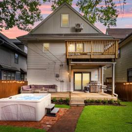 Spacious 6BR Hot Tub, Cinema & Game Room& gym, hotel in Kansas City