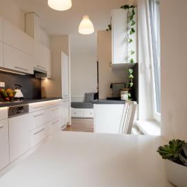 Moderní apartmán v srdci Brna s možnosti parkováním, hotel in Komárov