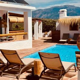 Casa Bambú Boutique Studios Andalusië with pool and Mountain Views, hotel u gradu Velez-Malaga