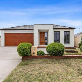 Chifley Place - Modern Comfort near Delacombe Town