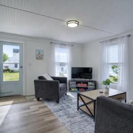 Coastal Gem - Charming 3BR Home, Steps to Beach!, hotel en Warwick