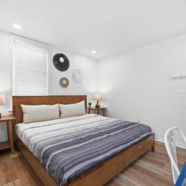 Dormont, Pittsburgh !A Spacious and Modern Private Bedroom with Shared Bathroom