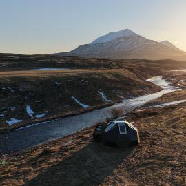 Igloo-Dome by a River - Sky Sighting - Glamping, hotel v destinácii Litli-Árskógssandur