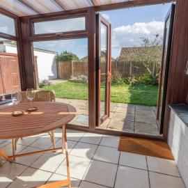 The Stowaway - Coastal Bungalow - Crabpot Cottages Hunstanton, hotel in New Hunstanton