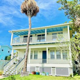 Downtown Apartment Half Block to Sunsets on Water