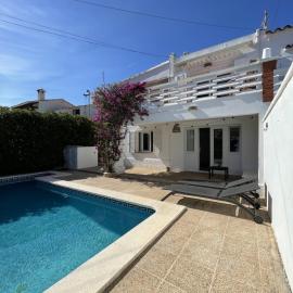 Maison proche plage Punta Prima, hotel i Punta Prima