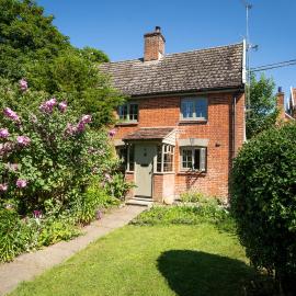 C17 cottage in pretty & historic village with walks from the doorstep