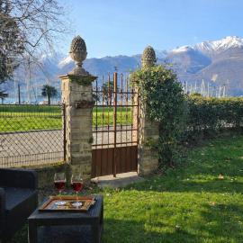 Villa Lago Groundfloor Lakefront Beach Garden Bike&Boat& Scooter Lake Como, hotell i Colico