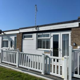 288, Two bed Chalet on Belle Aire Holiday Park - With private veranda, sleeps 5, pet friendly, free Wi-Fi, bed linen and towels included and onsite entertainment available، فندق في هيمسبي