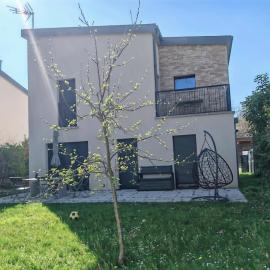 House for 7 people with parking, near Versailles & Paris: Louveciennes şehrinde bir otel
