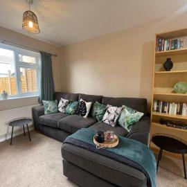 Meadow Close House Sleeps 5 Long Stays Free Wi-FI, hotel in Royal Wootton Bassett
