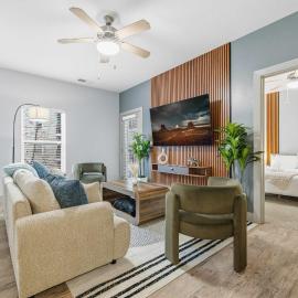 Modern Downtown Indy 2BR Free Parking Walk to Lucas Oil & March Madness