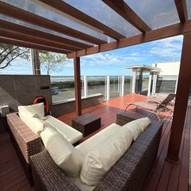 Refúgio Frente Mar com Deck e Espaço Lounge