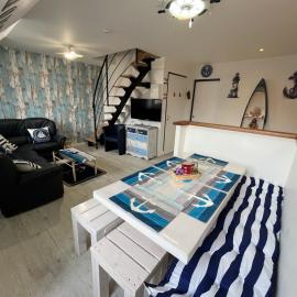 Les Roitelets "MARINE" Appartement T4 Duplex 80m2 - Thème Marin - Entièrement NEUF - Classé 3 étoiles - Proche Centre-ville & Thermes - Tout Confort - Ménage et Linge de maison INCLUS, hotel in La Bourboule