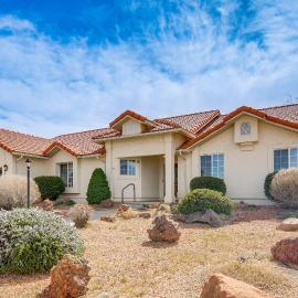 3 Mi to Lake Powell: Home w/ Hot Tub & Waterfall, hotel in Page