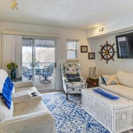 Boat & Relax on Smith Mountain Lake! Bright Condo、Monetaのホテル