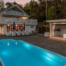 Spacious villa with heated pool and stunning view, hotel sa Tokenes