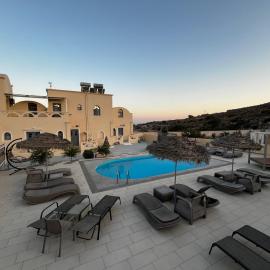 Leon Lux Apartment, hotel in Perivolos