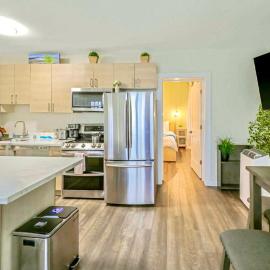 DT Stylish & Newly Renovated Home 2BR Sea Tac 6 Miles with AC