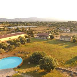 Loft in Badesi with pool 24h 1500 meters from the sea, hotel u gradu 'Badesi'