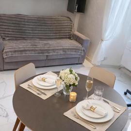 Apartment 1 min to Beach Near Monaco - Air Conditioning WiFi, hôtel à Menton