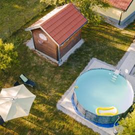 Family friendly house with a swimming pool Tounj, Gorski kotar - 17577, hotel di Tounj