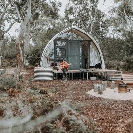 Numie White Gum Cocoon with Hot Tub Waterfront, hotel in Coles Bay