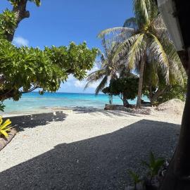Chez Aroro Beach House, hotel i Avatoru