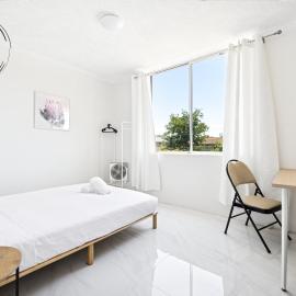 Convenient Double Stay in Heart of Cabramatta - Shared Bathroom and Kitchen, hotel in Cabramatta