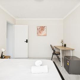Convenient Double Stay in Vibrant Cabramatta - Shared Bathroom, hotel in Cabramatta