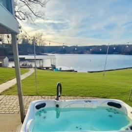 Waterfront Retreat with Hot Tub, hotel a Marion