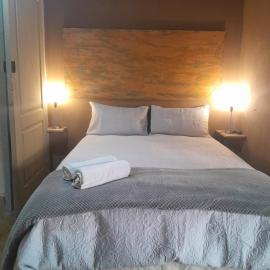 129B African Bushveld Self Catering Buchelor Room: Buffelspoort şehrinde bir otel