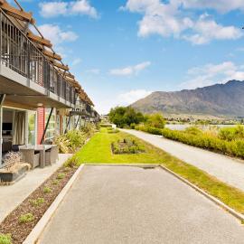Queenstown Lakefront & Beach, Mountain Views, 3BRs 3Baths