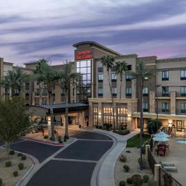 Hampton Inn & Suites Phoenix Glendale-Westgate, hótel í Glendale