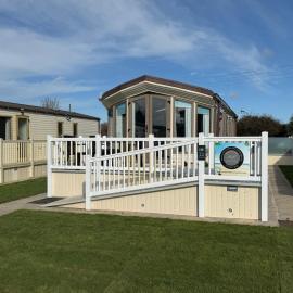 Sunnymede i2 - Hot tub caravan with ramped decking, pet friendly - Meadow Lakes Caravan & Lodge Hire, hotell i Ingoldmells