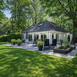Groot vakantiehuis met sauna en bubbelbad, hotel v destinaci Diessen