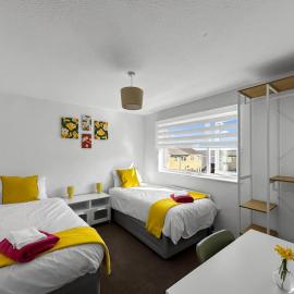 Contractor House - Sleeps 9 - Free Parking - 7 Beds，霍斯福斯的飯店