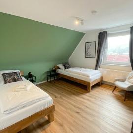Großes Apartment,Ferienwohnung Mut 90 qm2, großer Aufenthaltsbereich für Firmen, Gruppen, Familien, Nahe Ulm, 3 Schlafzimmer, WLAN,Hotel-TV,Einzelbetten,Garten,ruhige Lage,Bettwäsche,Handtücher inklusive,Self Check-in,Nahe BWK,Uni,Legoland, hotel en Blaustein