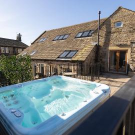 Cosy Farm Cottage with Hot Tub & Countryside Views, hotel a Holmfirth