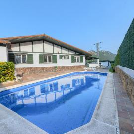 Chalet con piscina privada en playa de Sonabia, hotel v destinaci Castro-Urdiales
