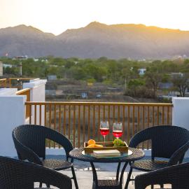 Alaya Stays Parvam Retreat 2-BHK Villa With Private Pool, Garden, Terrace & Aravali Hill Views, hotel v destinácii Thūr
