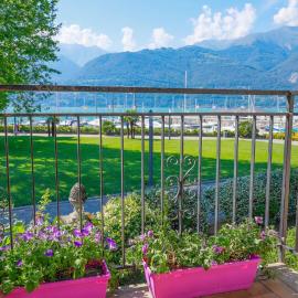 Villa Lago Foreground Lakefront Beach Bike&Boat& Scooter Lake Como, hotel sa Colico