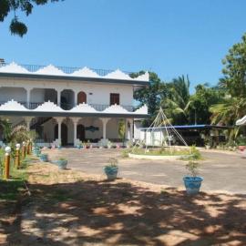 Rose Lagoon Hotel, hotel di Vakarai