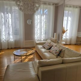 Appartement de charme en plein centre ville avec spacieux garage privé